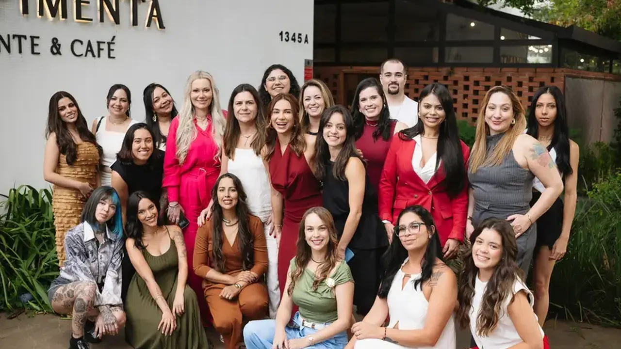 Foto do grupo de alunas e alunos em um encontro presencial do Nômade Digital, em frente a um restaurante