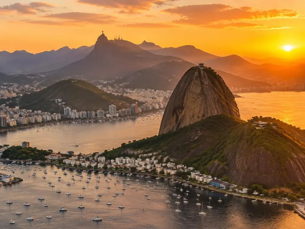 Pão de Açúcar e a enseada de Botafogo, no Rio de Janeiro, ao pôr do sol